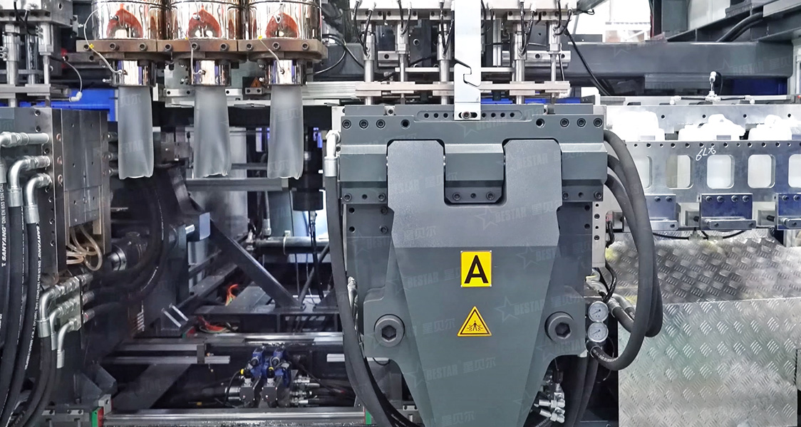 PE尿素桶吹塑機-2 PE尿素桶吹塑機-2